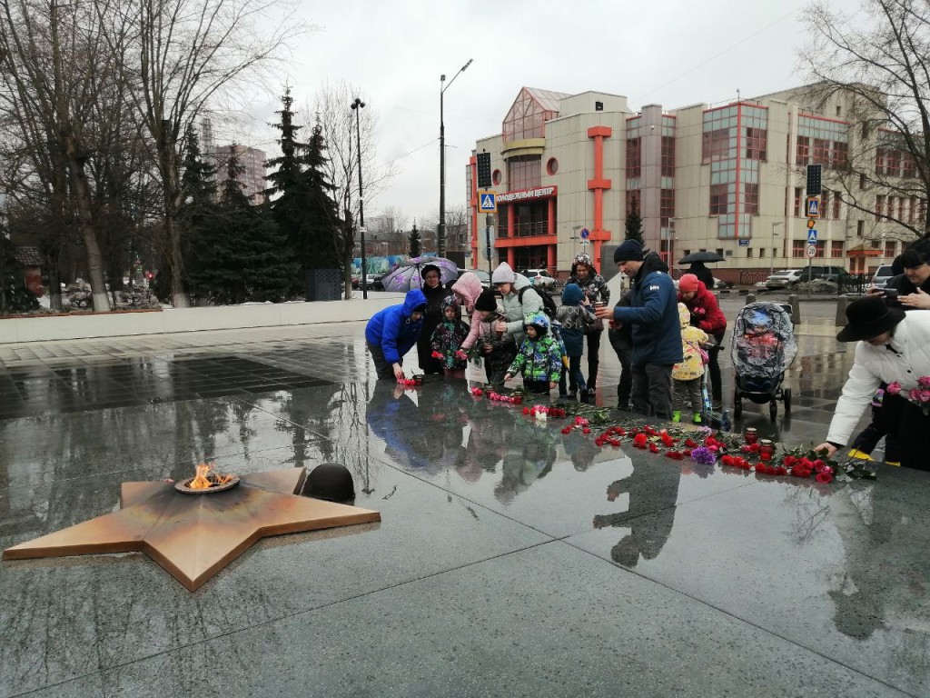 В память о погибших в «Крокус Сити Холле» реутовчане несут цветы к  Мемориалу Славы | REGIONS.RU / Реутов