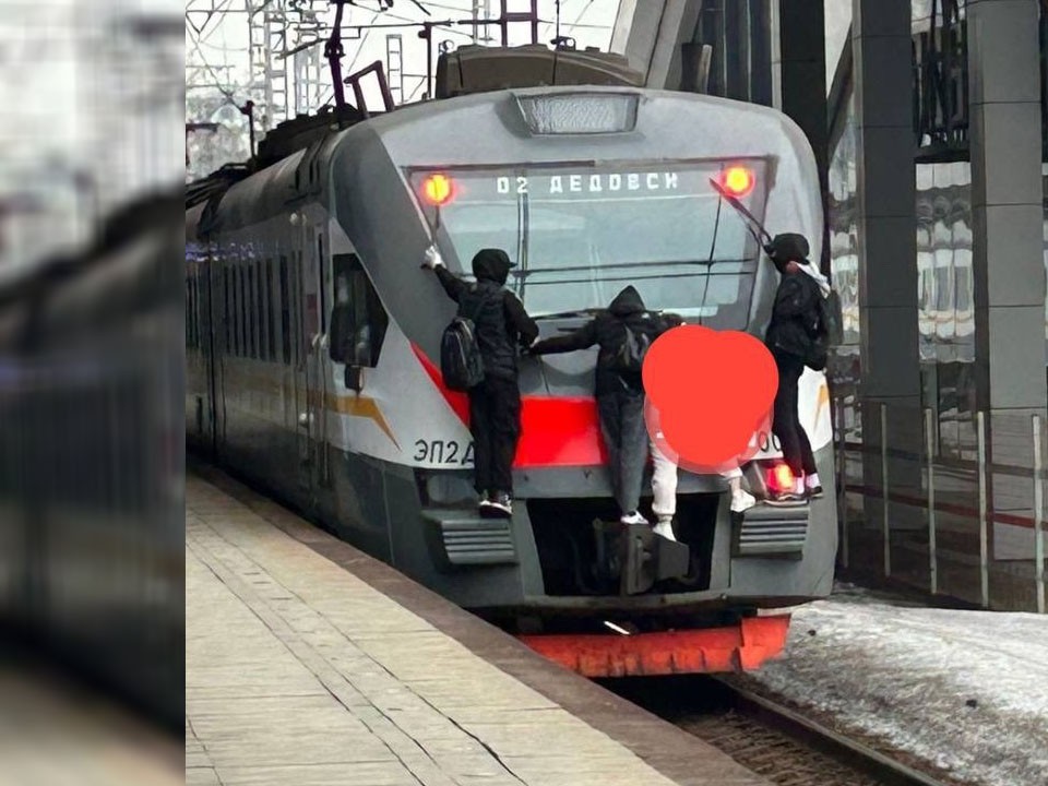 Экстрим на грани жизни: четыре зацепера атаковали электричку на Дедовск