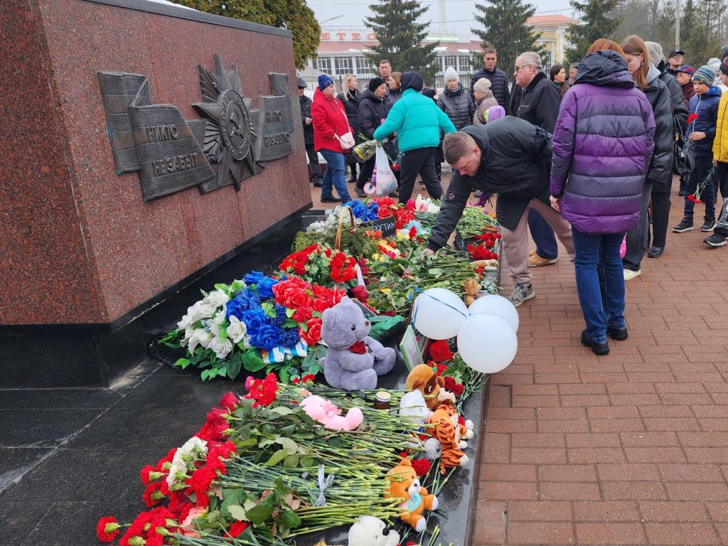 В авиаграде сотни людей пришли почтить память жертв теракта
