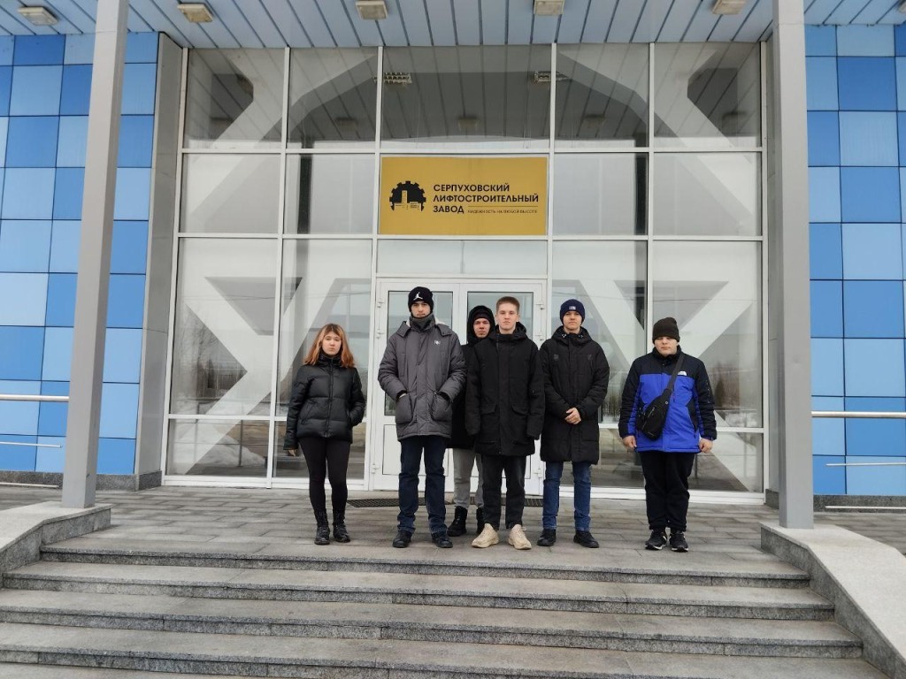 Серпуховские студенты побывали с экскурсией на лифтостроительном заводе