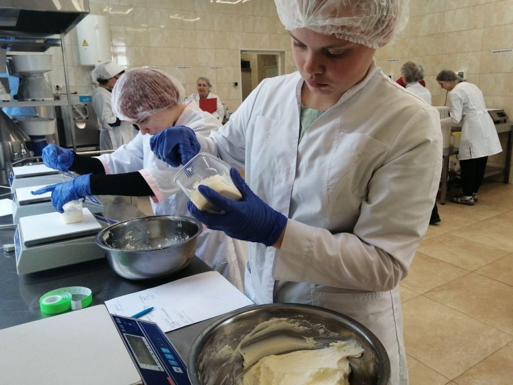 Молодые профессионалы приготовили сливочное масло на конкурсе в Чехове