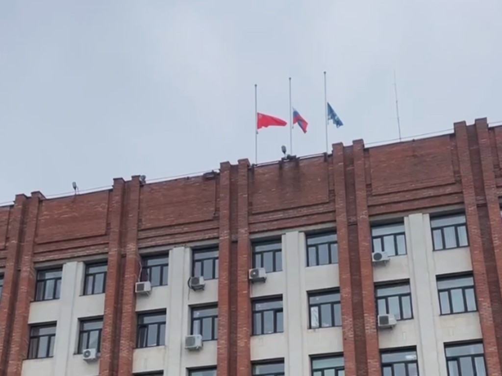 В Ступине приспустили флаги в память о жертвах теракта в «Крокусе»