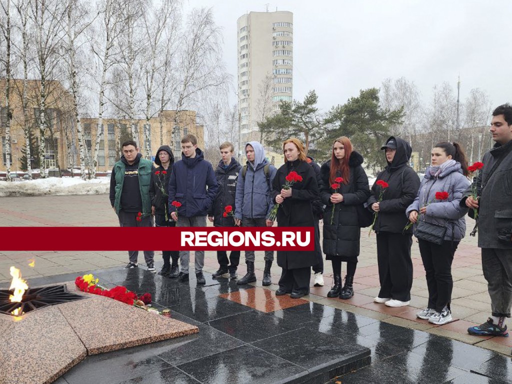 Студенты возложили цветы к Вечному огню