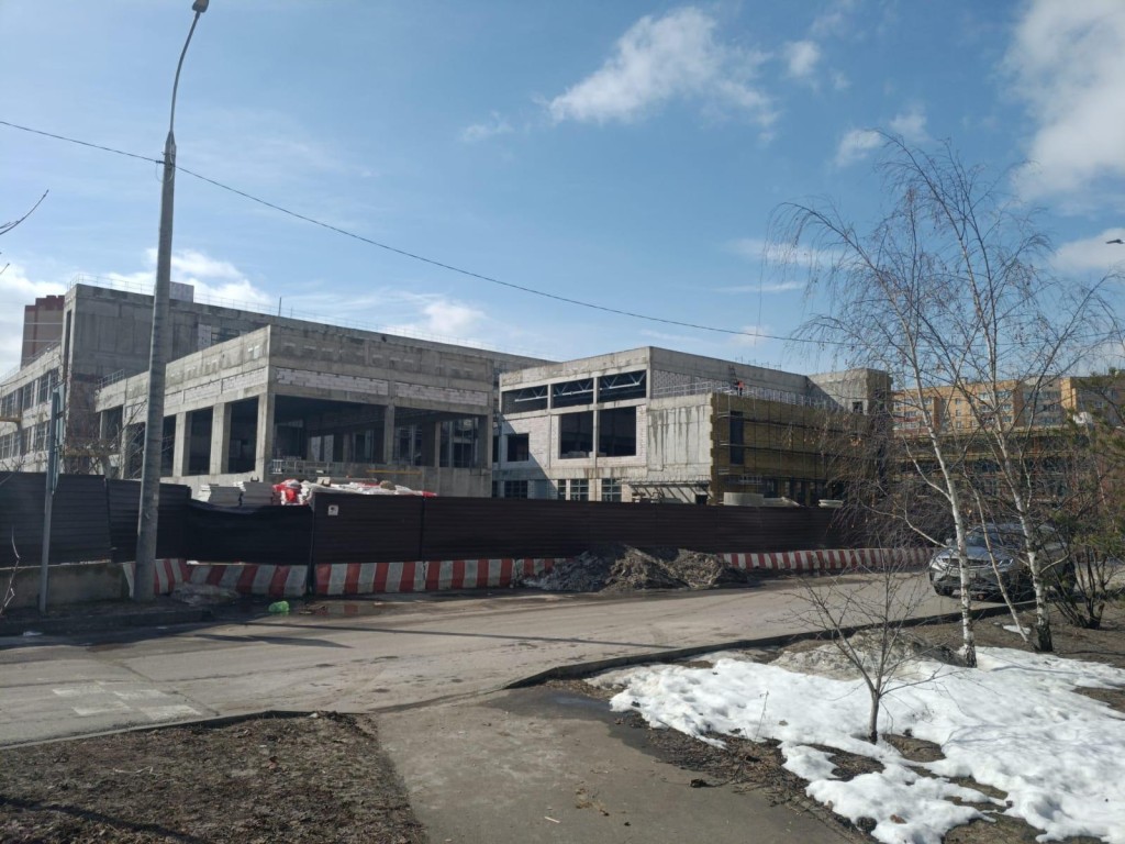 Школа построена на 45%, в ней запланирован театральный зал для студии «ШЭСТлэнд»