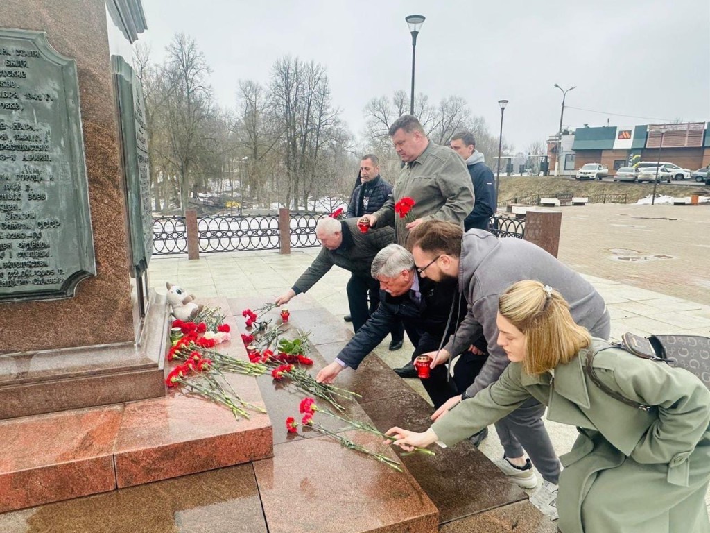 Нарофоминцы несут цветы к стихийному мемориалу в память о жертвах теракта в  «Крокус Сити Холле» | REGIONS.RU / Наро-Фоминск