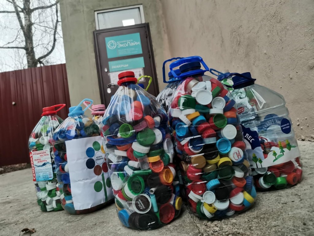Сдал крышки от пластиковых бутылок – помог детям-сиротам: как вторсырье превращается в благотворительность
