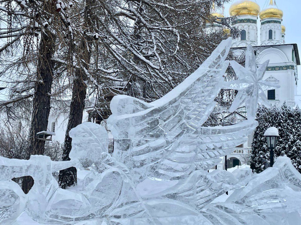 Волоколамский ангел изо льда: праздничное украшение Иосифо-Волоцкого монастыря