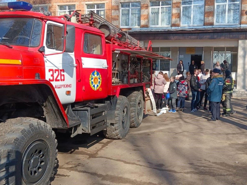 Учебную эвакуацию и занятие по пожарной безопасности провели с детьми в Пушкинском округе