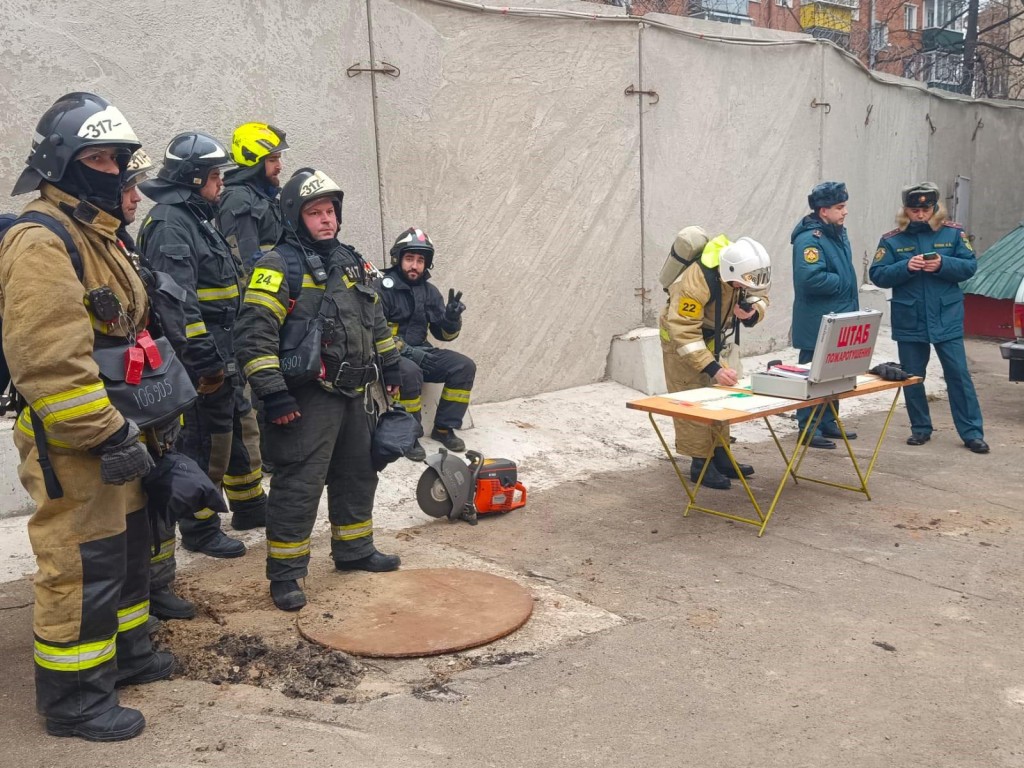 Условный пожар в здании полиции округа тренировались ликвидировать спасатели