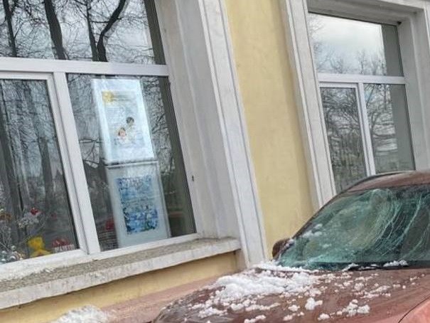 Соцсети: упавшие снег с наледью повредили машину возле Николо-Угрешского монастыря