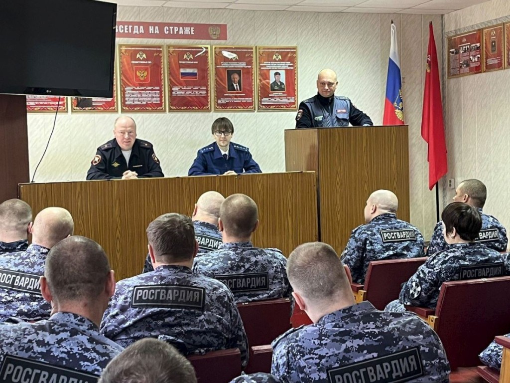 Полицейские в Кашире провели беседу  с сотрудниками Росгвардии о безопасности на дорогах