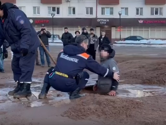В Солнечногорске спасли ребенка, которого засосала куча грязи на центральной площади