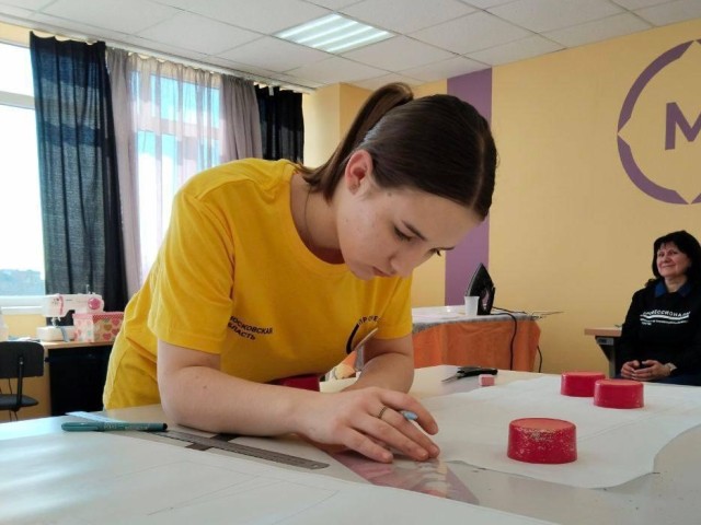Молодые модельеры из Серпухова соревнуются в изготовлении лекал швейного изделия