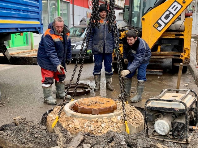 На улице 20 Января в Можайске специалисты провели ремонт водопроводного колодца