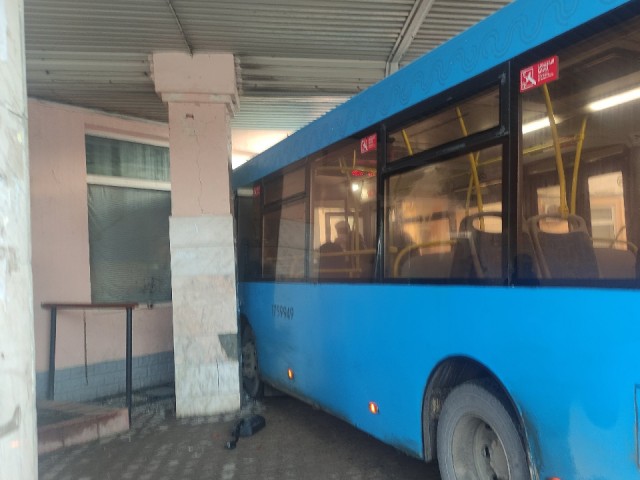 Хотели остановить, но помешала дверь: подробности ЧП с автобусом, протаранившим автовокзал в Дмитрове