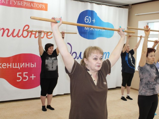 Пенсионеры Серебряных Прудов взяли палки и размялись