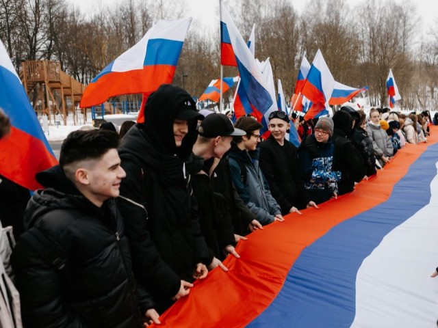 Молодежь Чехова отметила красочным флешмобом 10-летие воссоединения России с Крымом