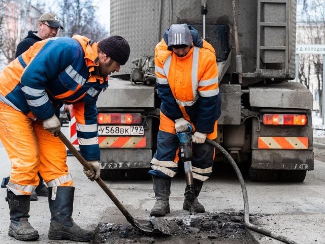 Дорожники устраняют ямы на дорогах Бронниц