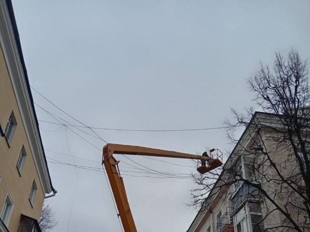 Ледяную глыбу сняли с проводов на улице Заводской