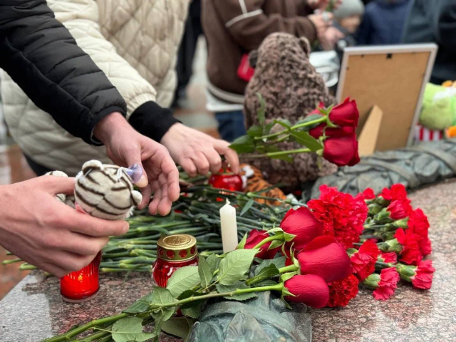 Цветы, игрушки, лампады: жители Ленинского округа пришли к Аллее Славы выразить свои соболезнования