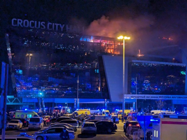 Простые жители пытаются помочь пострадавшим в теракте в «Крокус Сити Холле»