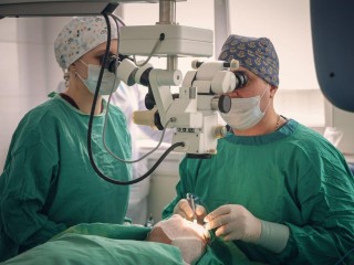 Балашихинские врачи установили прозрачную линзу в глаз ослепшему пациенту