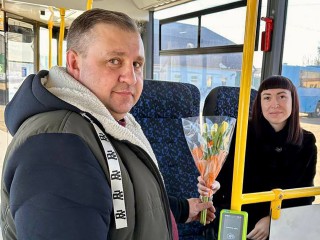 В автобусах Лотошино женщинам дарят цветы к празднику