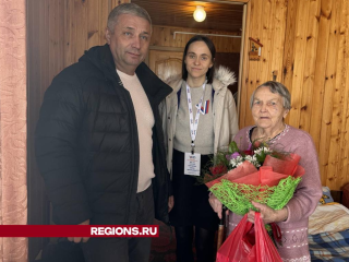 Сотрудники УИКа поздравили ветерана труда из Осташево с юбилеем и Масленицей