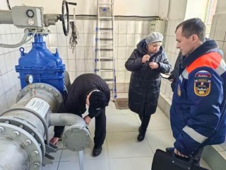 Слегка напоминает пиво: комиссия Минжилкомхоза проверила качество воды в Свердловском