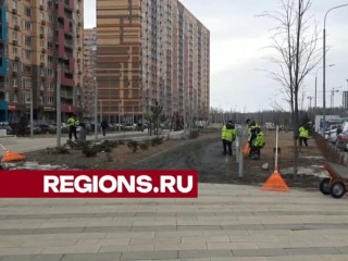 Коммунальщики провели весеннюю уборку в ЖК «Пригород Лесное»