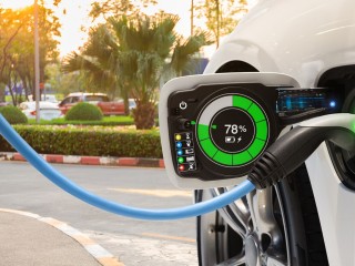 Инициатива абсолютно не привлекательна экономически: эксперт о внедрении зарядок для электрокаров на автостоянки