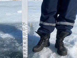 Лед на реке Большие Вяземы еще толстый, но небезопасный