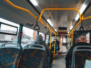 Шапка-ушанка и кокошник: рассказываем о самых необычных находках в автобусах Мострансавто