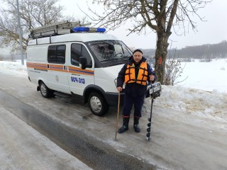 Тонкий и хрупкий: спасатели запретили выходить на лед жителям Волоколамска.