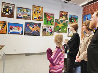 Выставка «Великое простодушие» потрясла серпуховскую публику оптимизмом и любовью к человеку