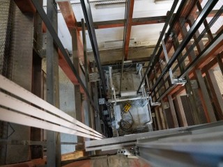 В доме № 26 на Юбилейной завершаются работы по замене старых лифтов