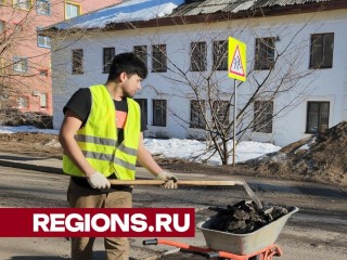 Ямочный ремонт дороги провели на улице Победы в Лобне