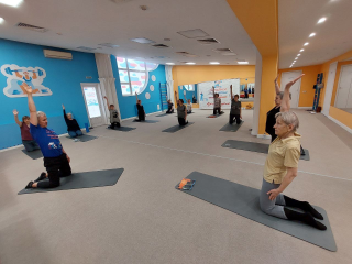Для тела и духа: участники проекта «Активное долголетие» освоили азы йоги