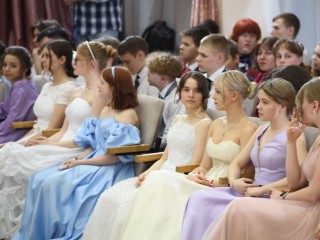 Красота и изящество: краснознаменские гимназисты устроили Пушкинский бал