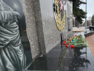 Там погибли и дети: жители несут цветы к стихийному мемориалу погибшим в теракте