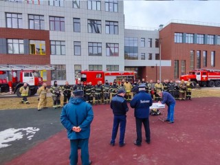 Невидимый пожар затушили спасатели на учениях в Волоколамской гимназии