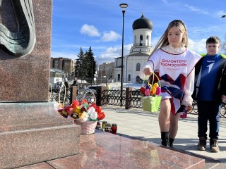 «Орлята» и активисты «Движения Первых» смастерили бумажные цветы и возложили их к мемориалу жертв теракта