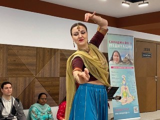 Долголеты медитировали и наслаждались индийским танцами