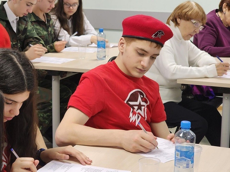 Школьники Долгопрудного написали исторический диктант о Великой Отечественной войне