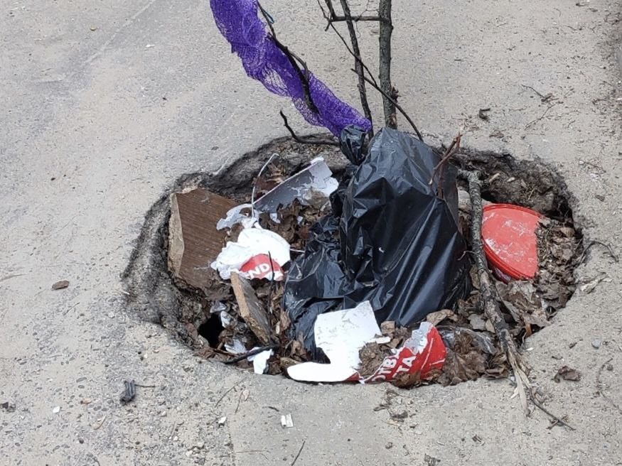 Дожидаемся несчастного случая: жители Дзержинского просят заделать яму на проезжей части