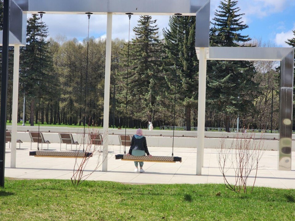 На фонтанной площади в Пущино отремонтировали популярные у жителей качели
