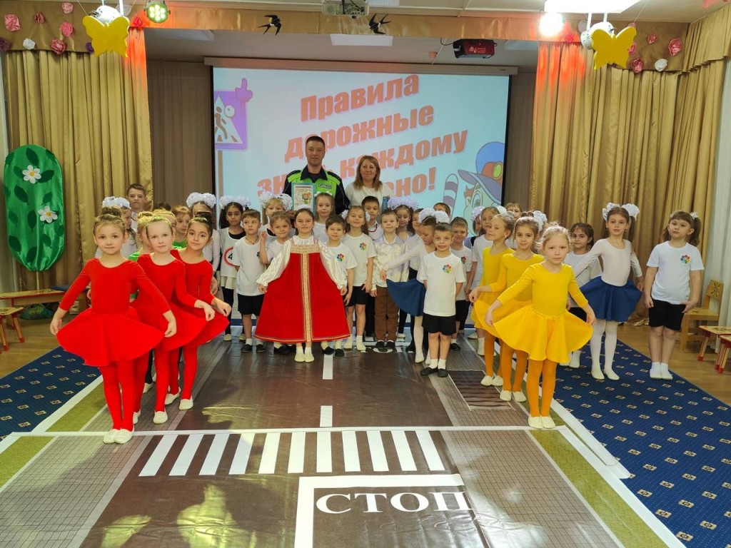 Госавтоинспекторы в игровой форме учили правилам дорожного движения детсадовцев