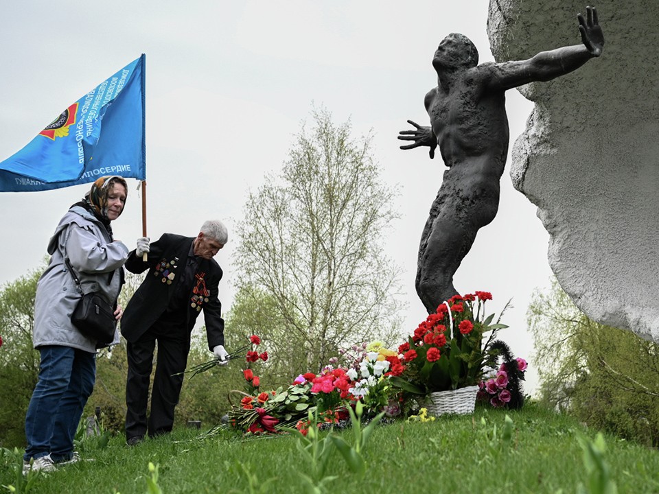 Память ликвидаторов катастрофы на Чернобыльской АЭС почтили на Митинском кладбище в Москве