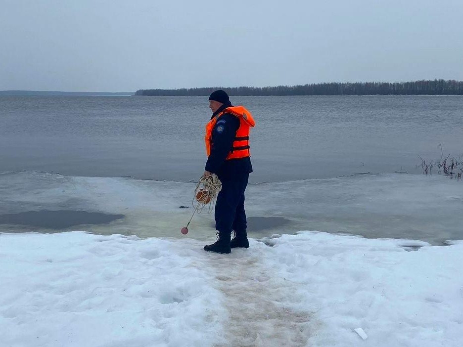 Оставшийся лед на озере Святом в Шатуре представляет для рыбаков серьезную опасность