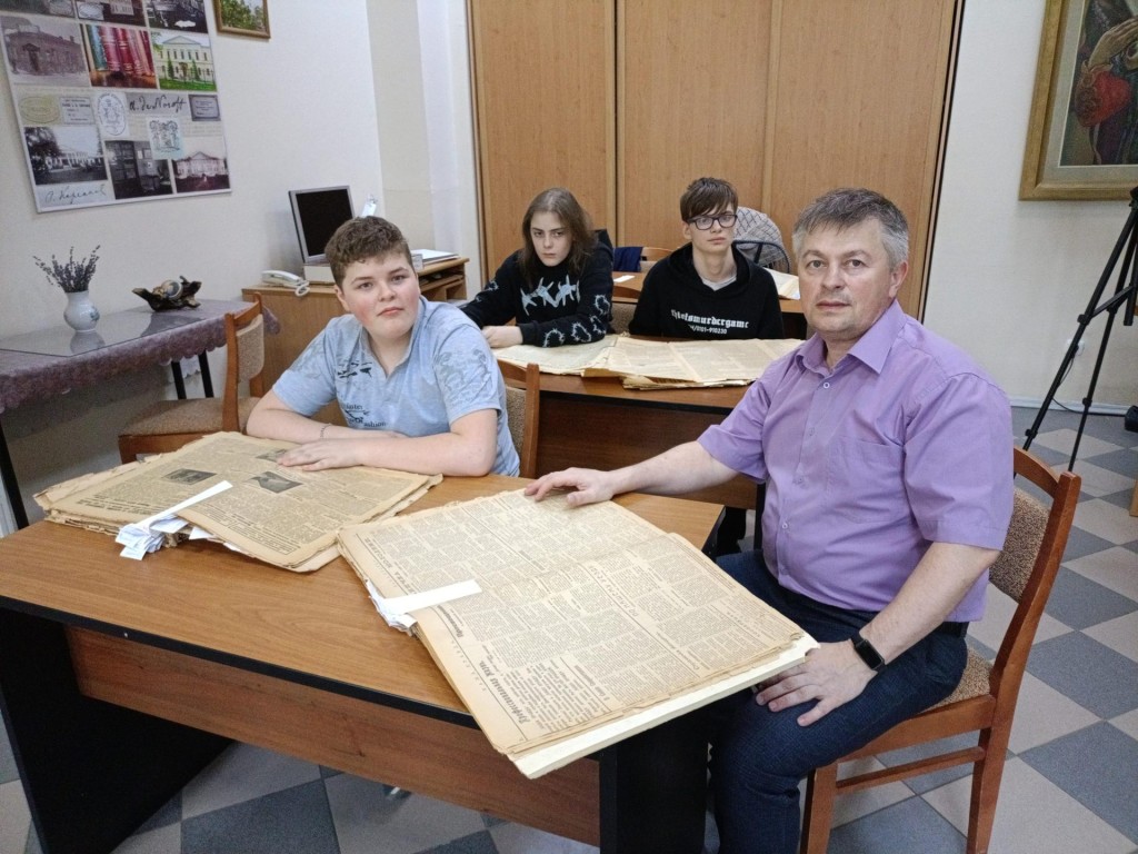 Воспитанники семейного центра совершили путешествие в начало прошлого столетия по страницам газет